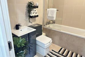 Bathroom - Stylish 2 Bed Apartment - Sleeps 4 - Free Parking (Dudley)