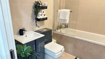 Apartemen | Kamar mandi | Shower, pengering rambut, dan handuk