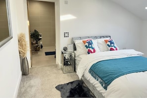 Room - Stylish 2 Bed Apartment - Sleeps 4 - Free Parking (Dudley)