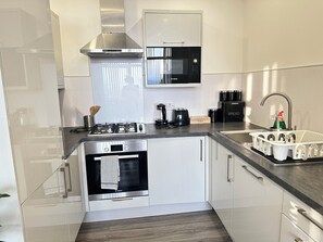 Apartment | Private kitchen | Fridge, microwave, oven, stovetop - Goodrich Mews Apartment in Dudley (Dudley)