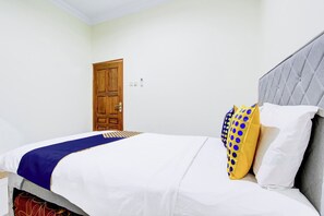 Basic Double Room | Bed sheets - Hotel O Homestay Putra Syariah (Kasihan)