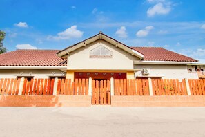 Front of property - Hotel O Homestay Putra Syariah (Kasihan)