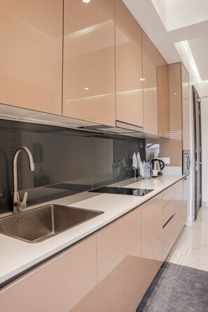 Premium bedding, individually decorated, individually furnished, desk - Boardroom Apartments (Lekki)