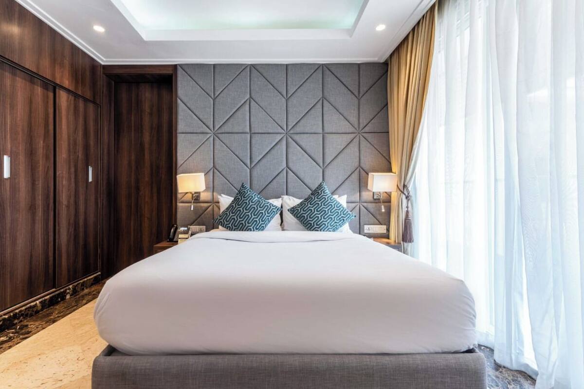 Premium bedding, desk, laptop workspace, WiFi (free)