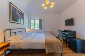 Habitació bàsica | 6 dormitoris, escriptori i espai de treball apte per a portàtils 