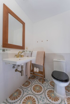Shower, eco-friendly toiletries, hair dryer, towels - Solar dos Reis by An Island Apart (Ribeira Brava)