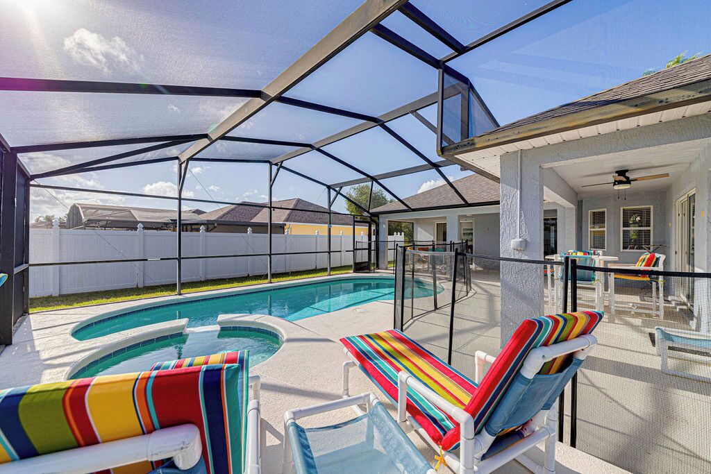 ⭐NEWLY REFURBISHED | 4 Bed Villa | Large Private Pool Deck | Minutes to Disney⭐