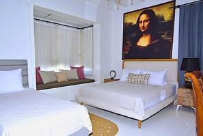 Quarto superior | Frigobar, roupa de cama