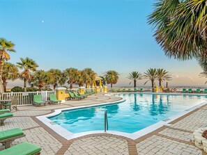 Una piscina techada, una piscina climatizada