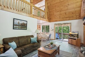 Fernseher, Kamin, Tischfußball