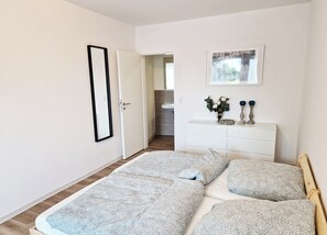 1 bedroom, desk, travel crib, free WiFi - Weser Pension - Zweibettzimmer mit Eigenem Bad Nr. 2 (Brake (Unterweser))