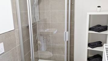 Dusche, Handtücher, Toilettenpapier