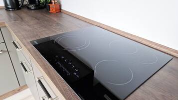 Een koelkast, een oven, een kookplaat, een vaatwasser