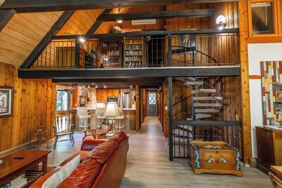 Woodland Lodge: 4  BR, 3  BA  in Harbor Springs, Sleeps 10