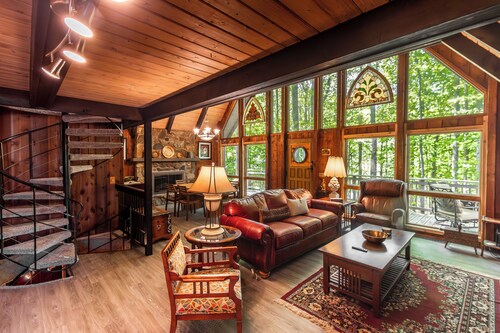 Woodland Lodge - Perfect Family Ski Chalet! Close to Nubs Nob & Boyne!