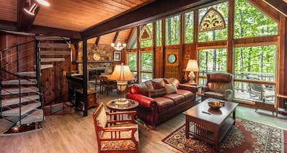 Woodland Lodge - Perfect Family Ski Chalet! Close to Nubs Nob & Boyne!