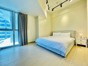 Decoración personalizada, muebles diferentes y cortinas blackout 