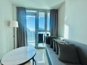 Appartement Ălite | Aire de sĂ©jour | TĂ©lĂ©viseur connectĂ© de 50 po avec tĂ©lĂ©vision numĂ©rique, Netflix