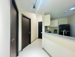 Apartamento Elite | Cocina básica privada | Frigorífico, microondas, placa de cocina y hervidor eléctrico