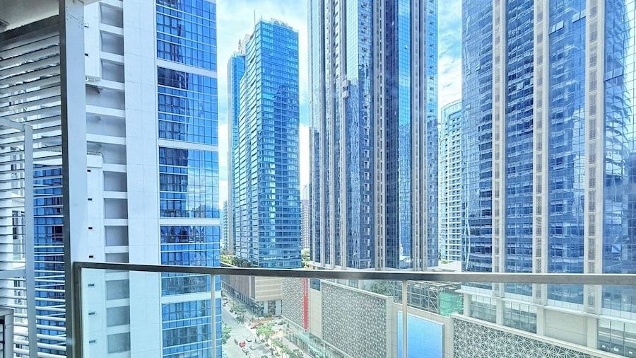 Uptown Parksuites BGC