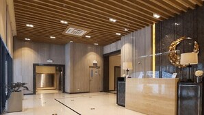 Un lobby moderno con mostrador de recepción, techo de madera y un espejo grande.