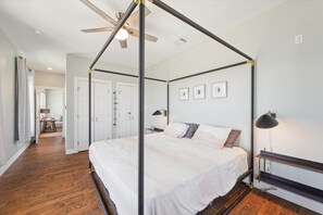 4 bedrooms, free WiFi, bed sheets - Surfside Retreat - Great Views & Steps from Beach (Freeport)