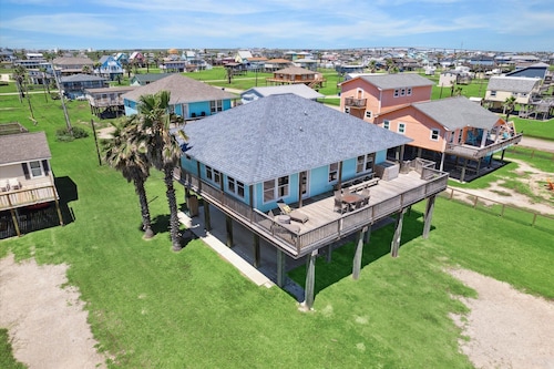 Surfside Retreat - Great Views & Steps from Beach