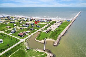 Beach nearby - Surfside Retreat - Great Views & Steps from Beach (Freeport)
