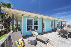 Outdoor dining - Surfside Retreat - Great Views & Steps from Beach (Freeport)