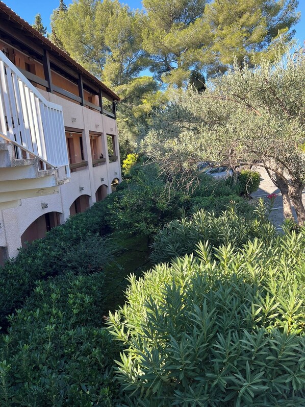 En gårdhave med en bygning, der har balkon og buede vinduer.