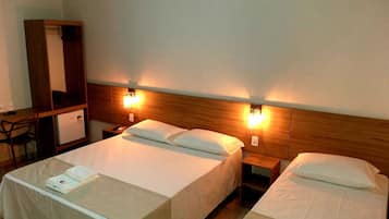 Quarto casal luxo, vista para a cidade | Roupas de cama antialérgicas, individualmente decorados, escrivaninha