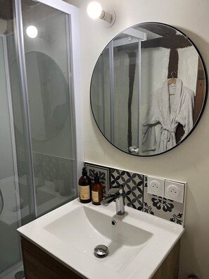 Sèche-cheveux, serviettes fournies