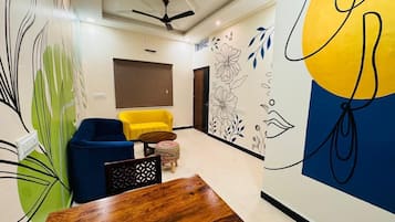 Rumah Deluks | 2 kamar tidur, kedap suara, dan Wi-Fi gratis