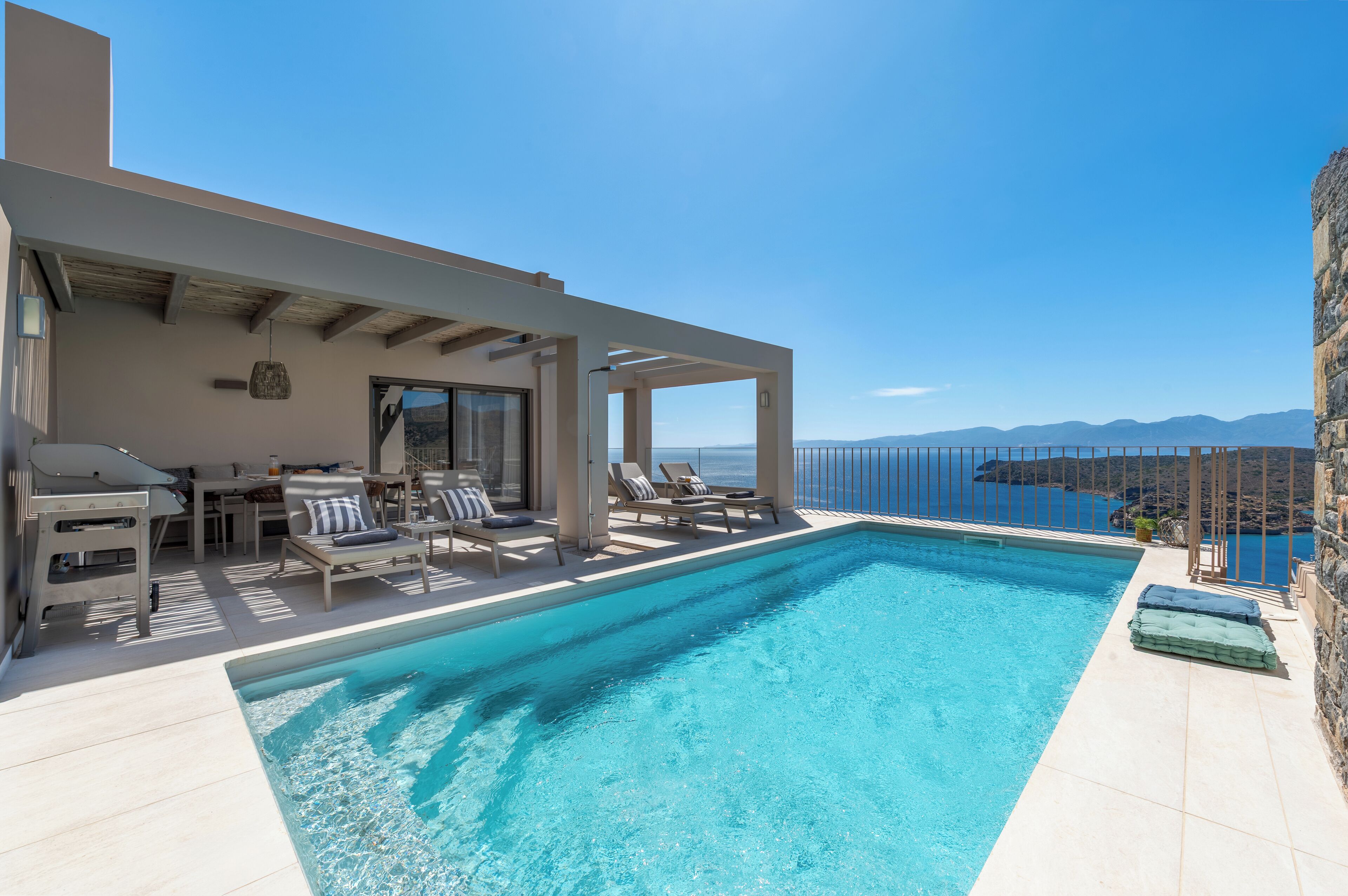 Design Villa I with Sea view, Poolside | Pool | 2 Außenpools, Liegestühle