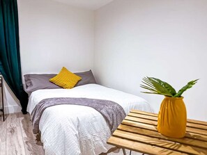 1 bedroom, WiFi, bed sheets - Maidstone-TownCenter-WiFi-2BR-Parking-CityViews  (Maidstone)