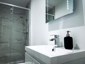 Dusch, handdukar, tvål och schampo