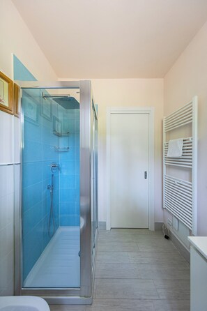 Apartment, Gartenblick | Badezimmer