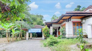 A traditional house with a tiled roof, a wooden porch, and a signboard. - Hotel O Homestay Ndalem Kademangan (Ngaglik)
