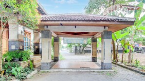 A traditional building with a tiled roof and a covered entrance. - Hotel O Homestay Ndalem Kademangan (Ngaglik)