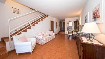 Nhà, ban công, quang cảnh hồ bơi | Khu phòng khách | TV màn hình phẳng 35-inch có truyền hình kỹ thuật số