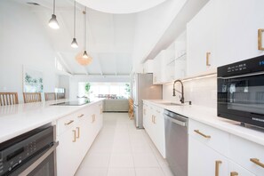Fridge, microwave, oven, stovetop - Envision: Renovated Beach Villa w/ Private Pool, Jacuzzi, & Backyard Snorkeling (Grand Cayman)