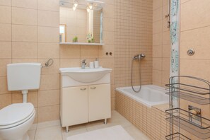 Comfort Apartment, Garden View | Bathroom | Shower, hair dryer, towels - Apartment Nikolic (Vir)