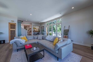 Televisor intel·ligent, llar de foc i taula de tennis de taula 