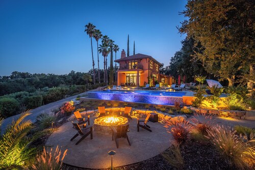 Italian Villa w/Spectacular Views, Infinity Pool, Hot Tub & Gourmet Kitchen.