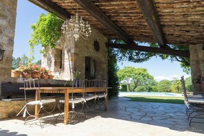 Outdoor dining - Charmant Domaine Provençal Près de Cannes et Grasse! Magnifique Piscine & Jardin (Montauroux)