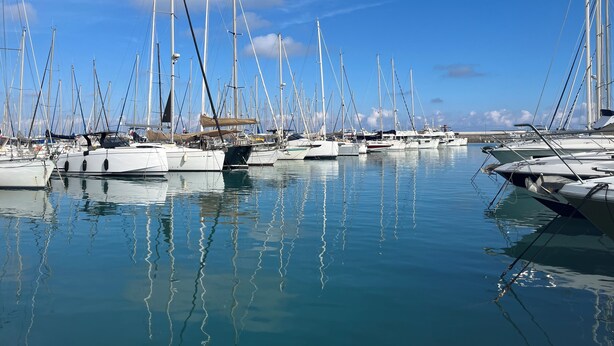 A marina with multiple sailboats docked. - Studio de Saint-laurent 200m de la Plage (Saint-Laurent-du-Var)