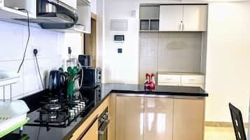 Apartamento familiar | Cocina privada | Frigorífico, microondas, utensilios de cocina y mesa de comedor