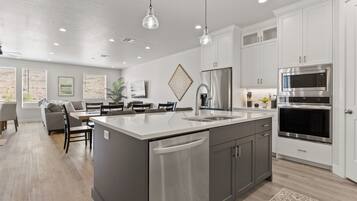 ثلاجة، ميكروويف، فرن، موقد طهي مسطح