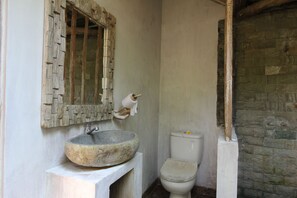 Deluxe Double Room | Bathroom | Shower, towels, soap - Capital O 94012 Dewa Jati House (Sebatu)