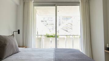 Sengetøy av topp kvalitet, dundyner, safe på rommet og strykejern/-brett